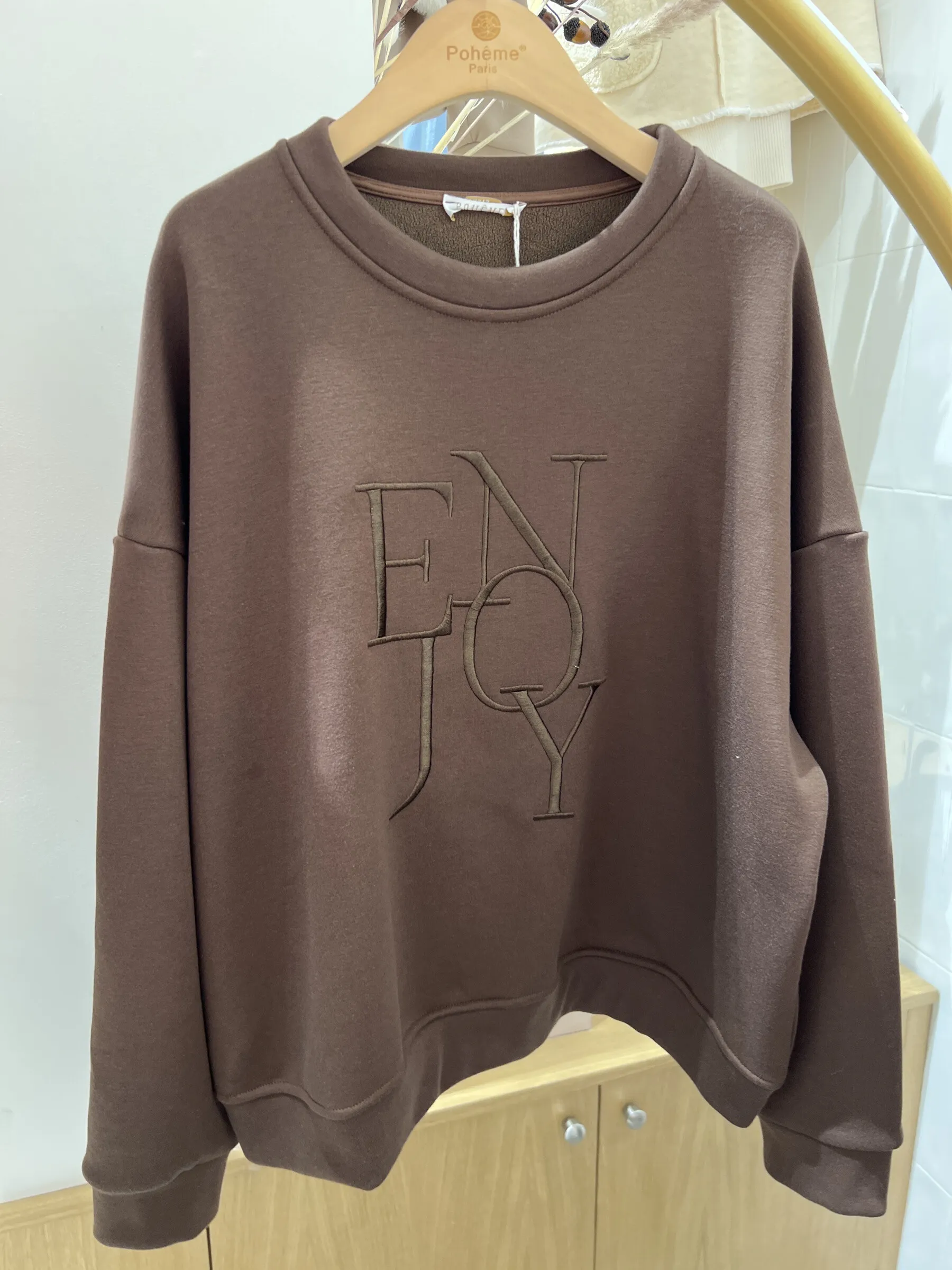Charlotte-Sweatshirt mit klassischer Passform und Ton-in-Ton-Enjoy-Stickerei
