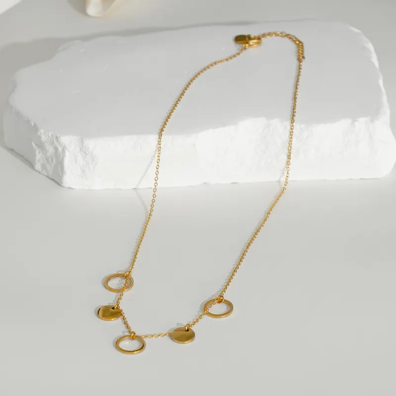 Goldene Halskette mit runden Anhängern