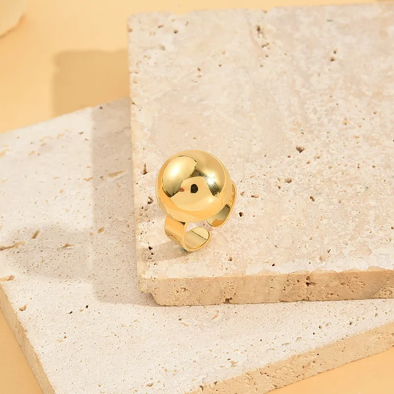 Großer verstellbarer goldener Ring mit runder Kugel