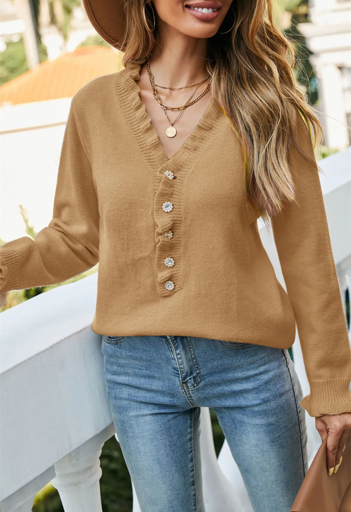 Hellbrauner Strickpullover mit Rüschenkante und Knopfleiste vorne