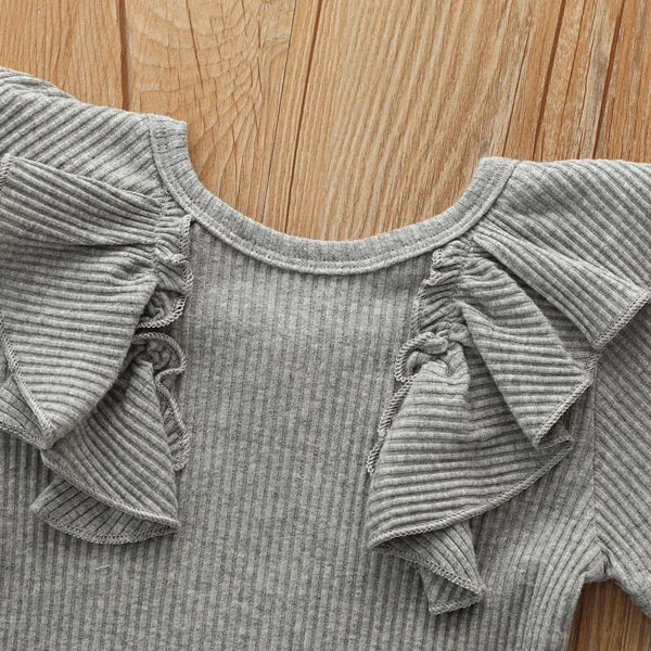 Nettes Zweiteiliges Set für Babys bestehend aus Strampelanzug mit Rüschen + Bedruckte Shorts