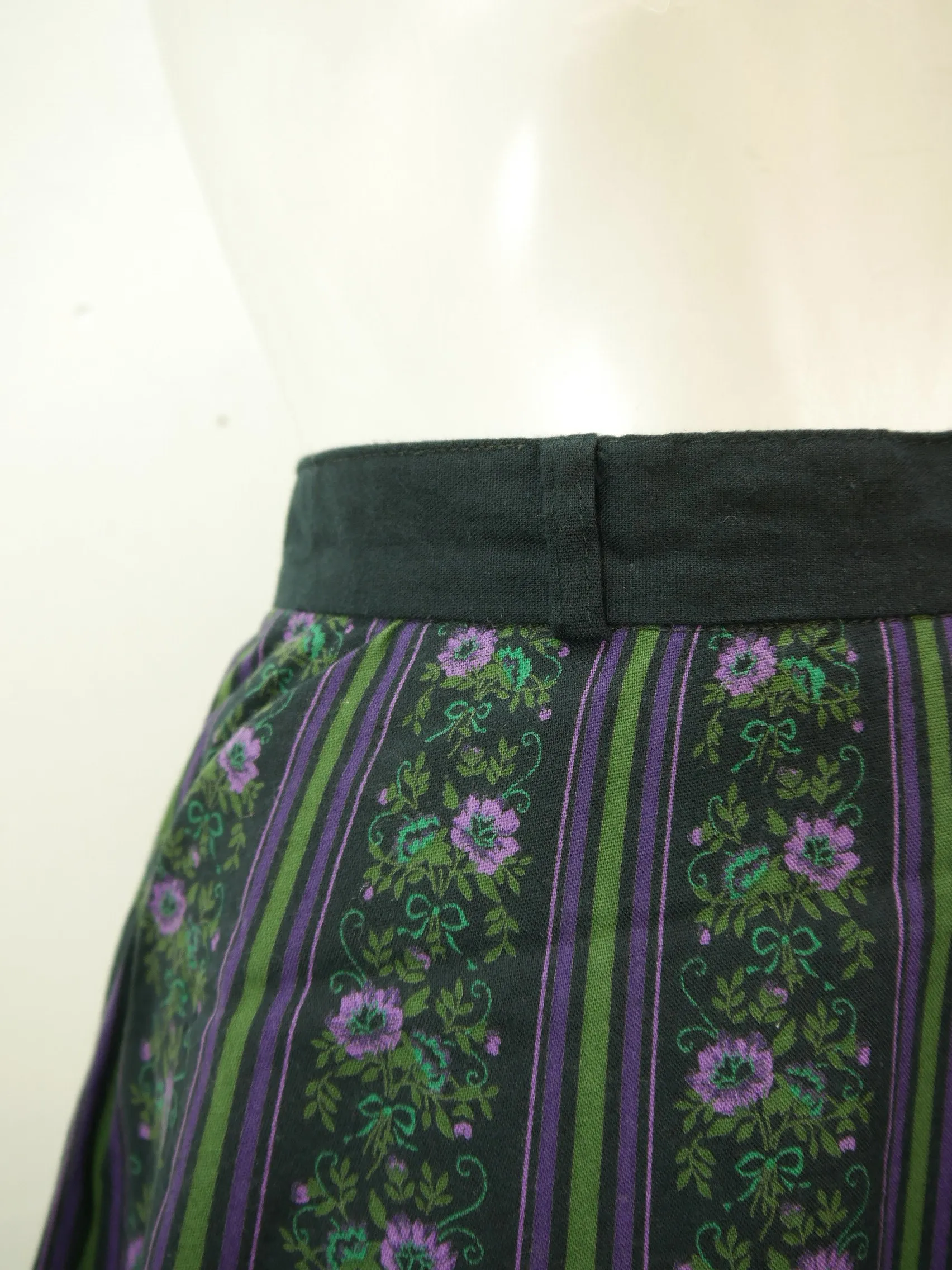 Schwarz lila grün mit Blumenmotiv herrlicher Damen Trachtenrock Rock Gr.38
